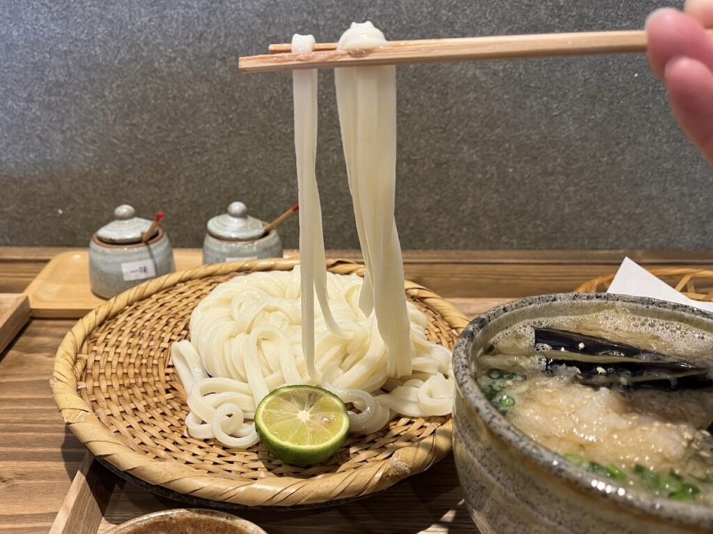 【うどん】岡崎の萬圓屋（まんまるや）!長い自家製麺をはさみを使って食べる新体験！
